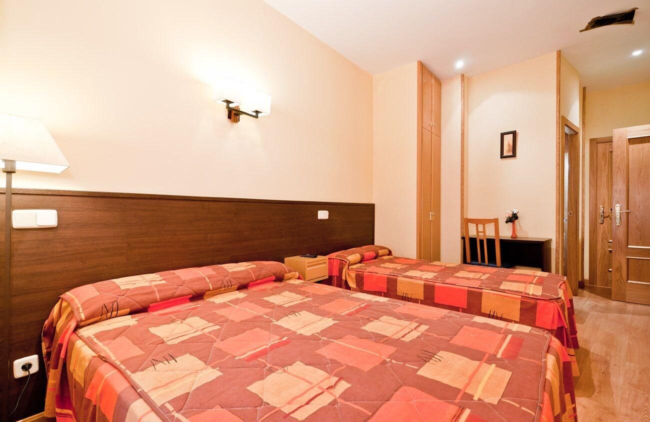 Hostal Las Cortes Мадрид Екстериор снимка