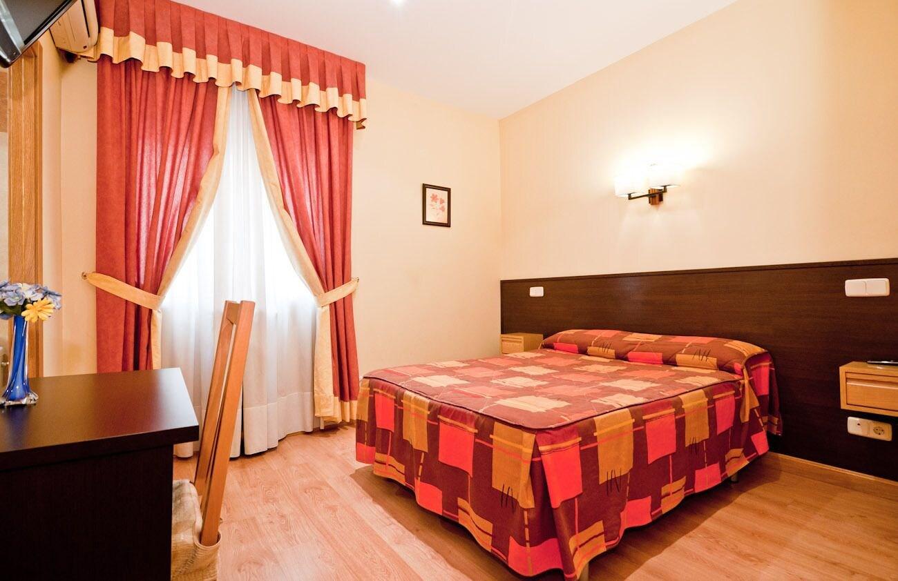 Hostal Las Cortes Мадрид Екстериор снимка