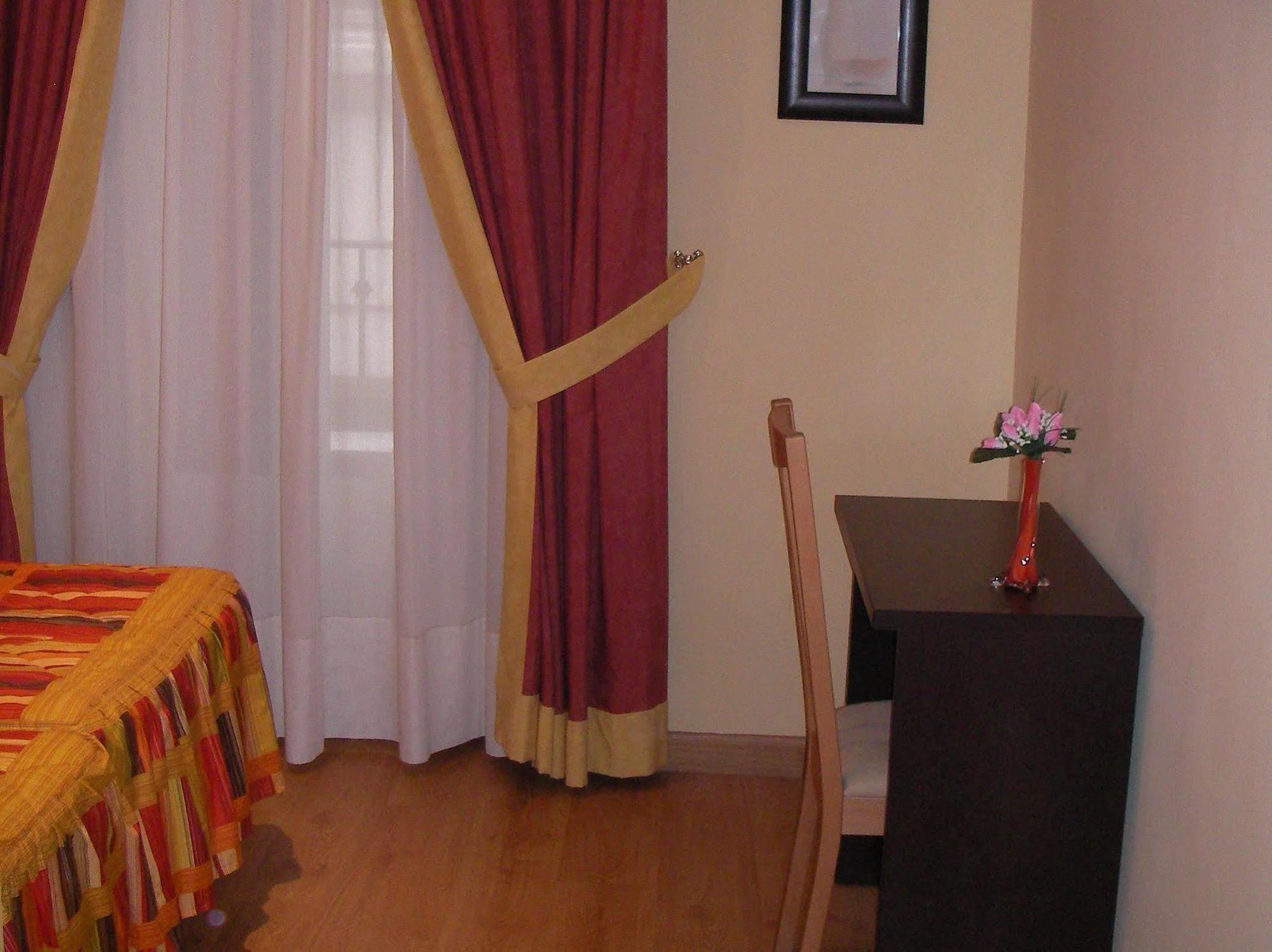 Hostal Las Cortes Мадрид Екстериор снимка